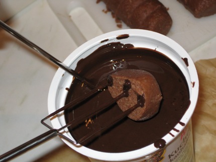 in-flussige-schokolade-tauchen.JPG