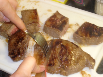 steaks-in-grose-stucke-schneiden.JPG