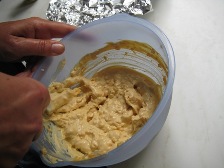 eigelb-mit-senf-und-mayonnaise-vermischen.JPG